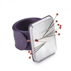 Prym Armnadelkissen Magnetisch In Pflaumenblau -Nahmaschine Shop 610282 prym love armnadelkissen magnetisch plaumenblau detail1